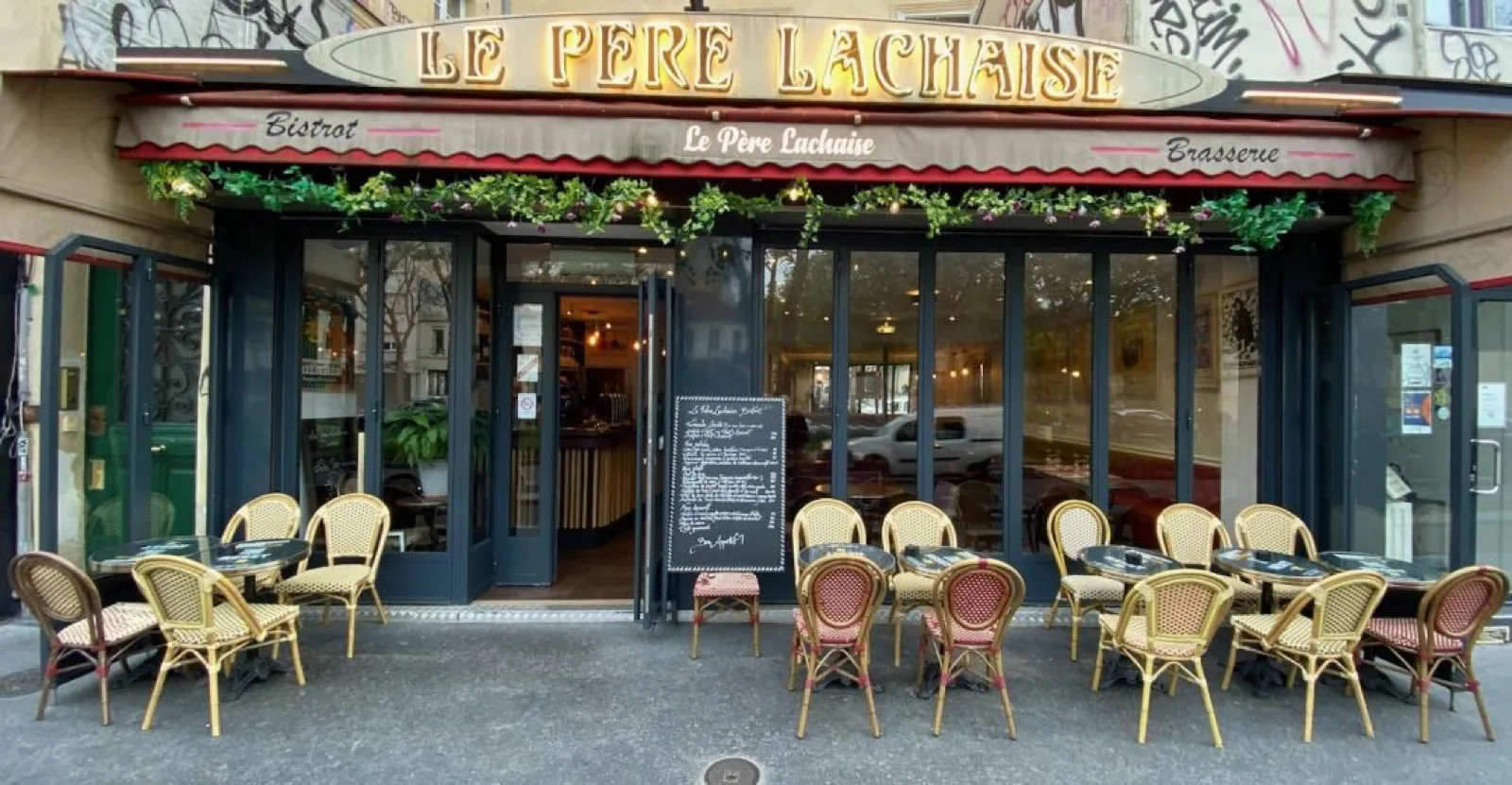 La façade verte et la terrasse du Père Lachaise boulevard de Ménilmontant