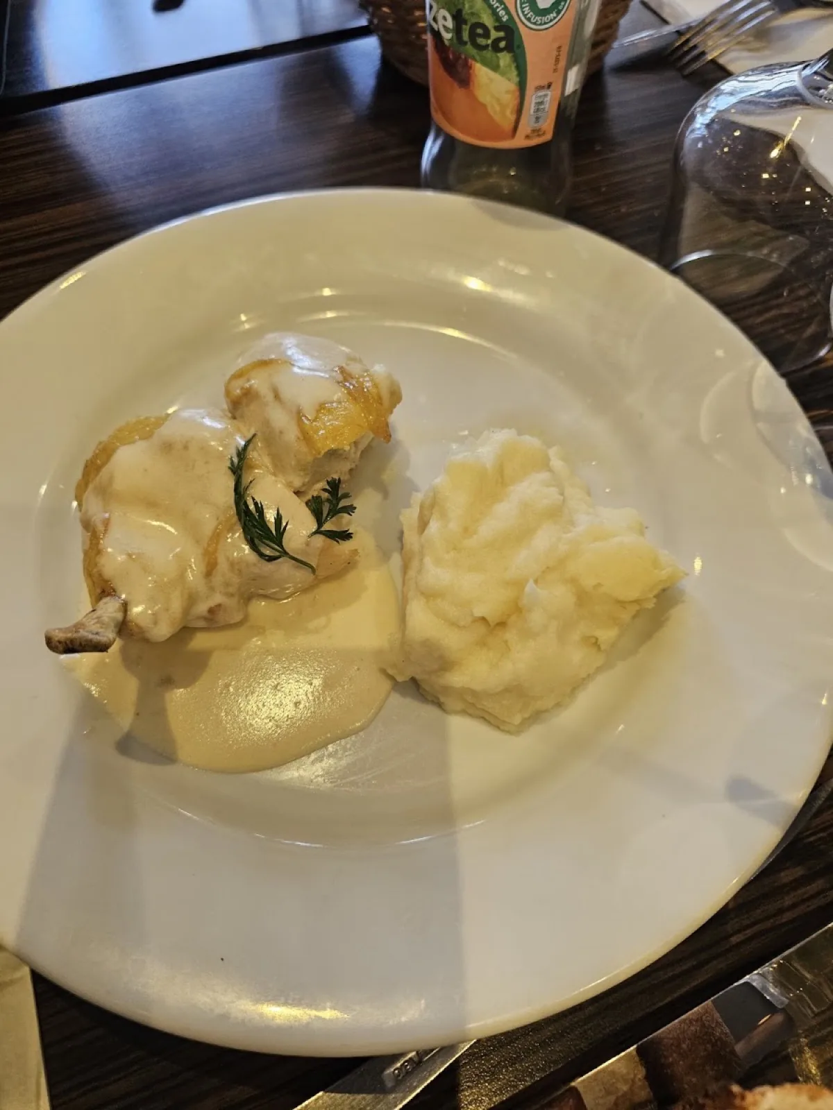 Une assiette préparée en cuisine