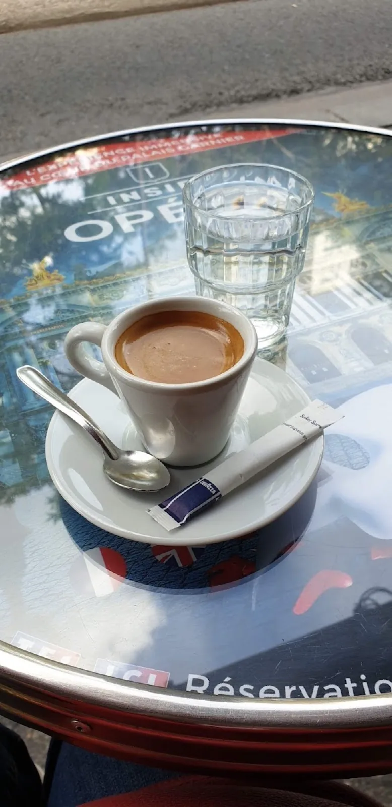 Un café servi en tasse sur un guéridon