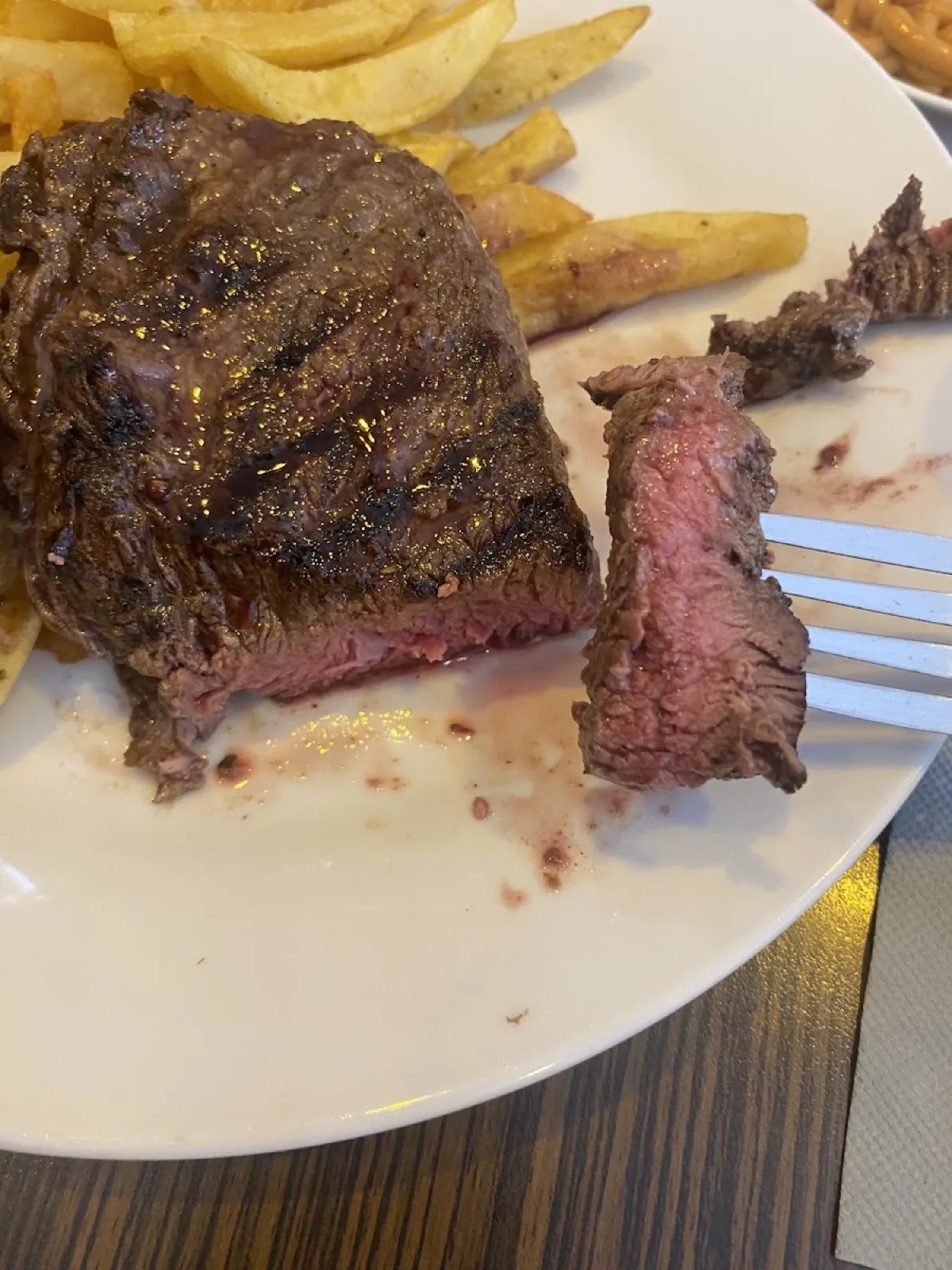 Une entrecôte grillée avec ses frites maison