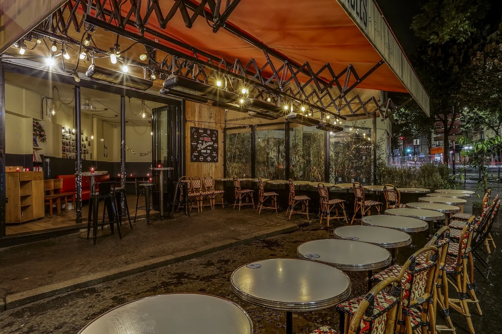La véranda et la terrasse du Père Lachaise éclairées le soir