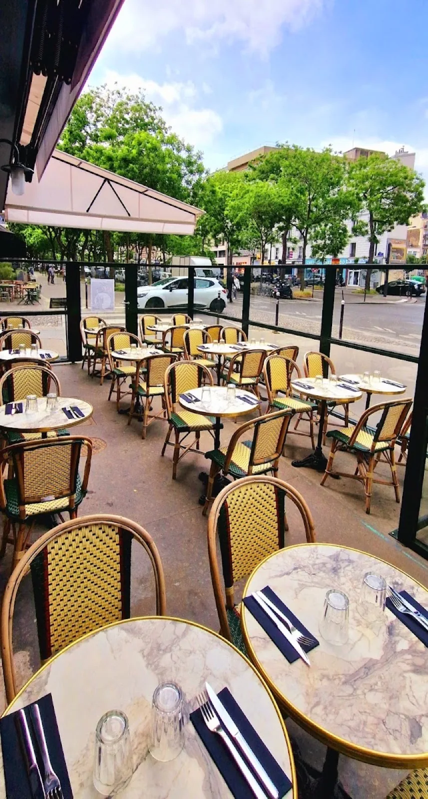 La terrasse du Père Lachaise sous les platanes du boulevard de Ménilmontant